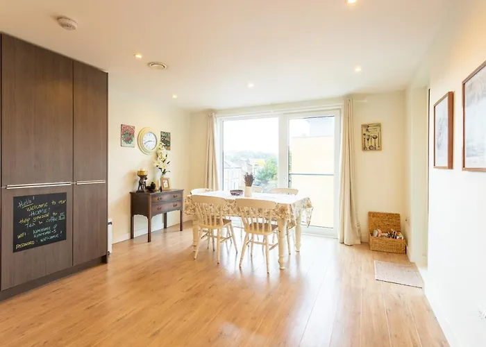 Amazing Modern 2 Bedroom Flat In Greenwich For 4 People